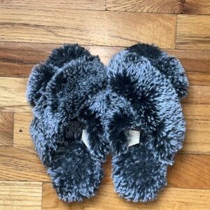 Cozy Black and Gray Fuzzy Slippers Kids size 2/3